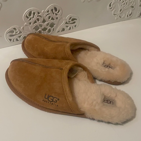 Ugg’s gorgeous means slippers with fur inside in very good condition and clean. - Picture 10 of 12